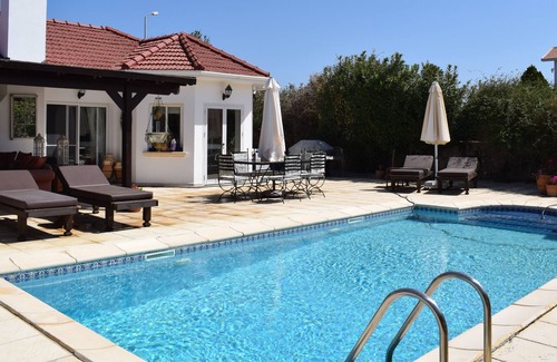 Catalkoy Casa | Bonito bungalow de 3 dormitorios reformado situado cerca del mar.