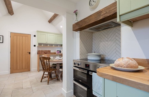 Witney Cabaña | Beautifully presented dog friendly holiday cottage - Holly Tree Cottage