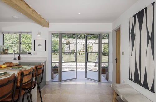 Burford Cabaña | Beautifully presented dog friendly barn conversion - The Tallat