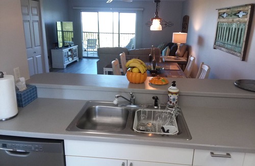 New Smyrna Beach Condominio | Bellamente redecorado condominio de 2 dormitorios en la sección tranquila de la ciudad