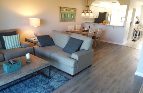New Smyrna Beach Condominio | Bellamente redecorado condominio de 2 dormitorios en la sección tranquila de la ciudad
