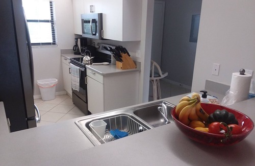 New Smyrna Beach Condominio | Bellamente redecorado condominio de 2 dormitorios en la sección tranquila de la ciudad