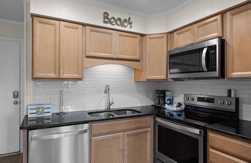 Morehead City Condominio | Beautifully remodeled oceanfront condo with lovely views, pool access & W/D