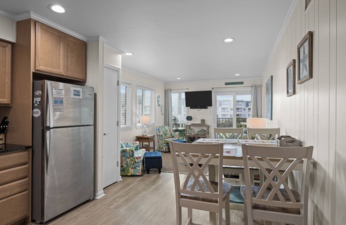 Morehead City Condominio | Beautifully remodeled oceanfront condo with lovely views, pool access & W/D