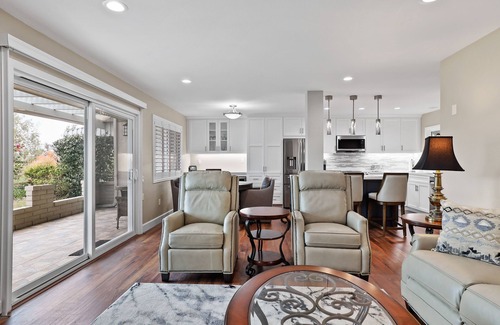 Laguna Woods Condominio | Beautifully remodeled 2 BD /2 BA 1st Floor Condo in Beach Close 55+ Community