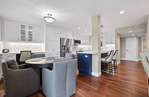Laguna Woods Condominio | Beautifully remodeled 2 BD /2 BA 1st Floor Condo in Beach Close 55+ Community