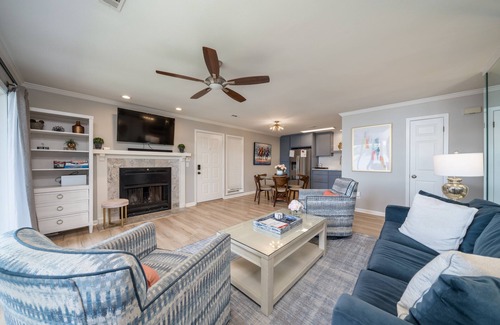 Rockwell Condominio | Beautifully remodeled lakefront condo with boat slip
