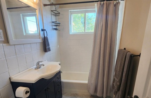 Kansas City Apartamento | Beautifully Remodeled 2 Bed 1 Bath Fully Furnished Duplex