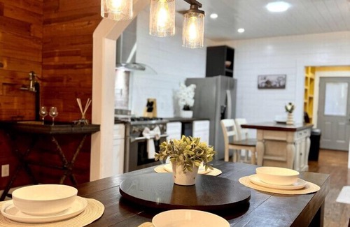 Northwest Los Angeles Heights Casa | Beautifully Remodeled Home – Perfect Location, Sleeps 8