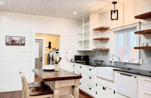 Northwest Los Angeles Heights Casa | Beautifully Remodeled Home – Perfect Location, Sleeps 8