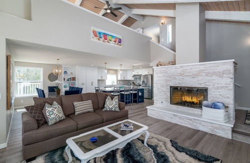 Hollywood Casa | Beautifully Remodeled Beach Retreat: Steps to Sand & Harbor – Ideal for Families