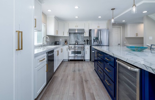 Hollywood Casa | Beautifully Remodeled Beach Retreat: Steps to Sand & Harbor – Ideal for Families