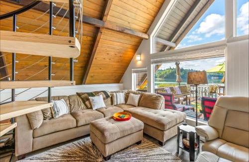 Agate Chalet De Esquí | Beautifully Remodeled Beach Front A-Frame