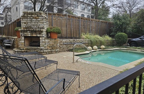 Turtle Creek Apartamento | Beautifully remodeled condo 2b/2bth conveniently in West Village, Uptown Dallas
