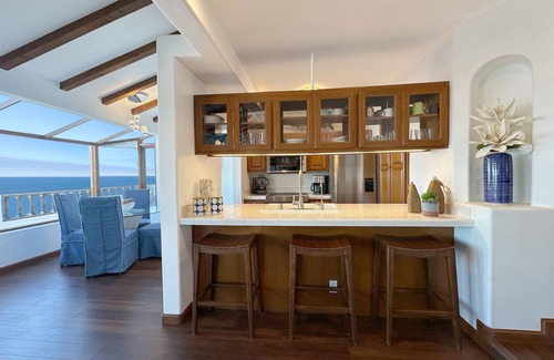 Avalon Condominio | Beautifully Remodeled Premium Ocean View Condo with Fireplace and Golf Cart!