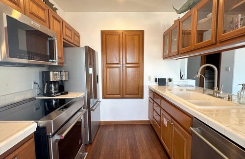 Avalon Condominio | Beautifully Remodeled Premium Ocean View Condo with Fireplace and Golf Cart!