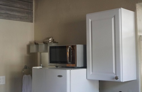 City Park West Apartamento | Bellamente remodelado y privado de 1 habitación con salida al patio trasero cercado.