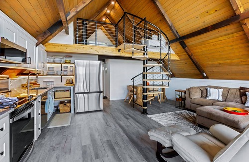 Agate Chalet De Esquí | Beautifully Remodeled Beach Front A-Frame