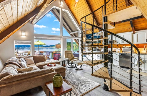 Agate Chalet De Esquí | Beautifully Remodeled Beach Front A-Frame