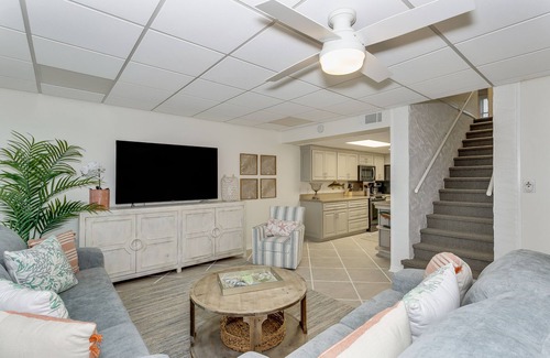 Villa Sabine Casa | Beautifully renovated 3BR townhome with boat slip just steps from the beach!