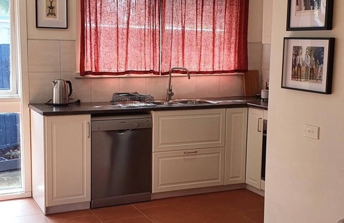 Rosebud Casa | Beautifully renovated 2 bedroom unit – 8 minutes walk from the beach.