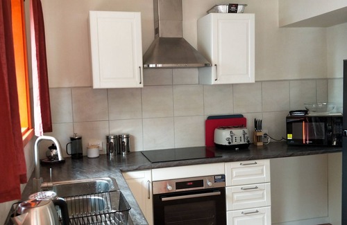 Rosebud Casa | Beautifully renovated 2 bedroom unit – 8 minutes walk from the beach.