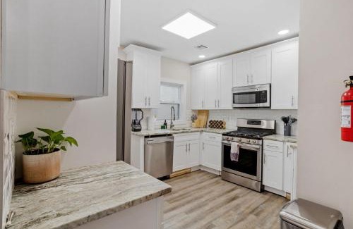 Atlantic City Casa | Beautifully Renovated 6BR 2BA 2 Blocks to Beach