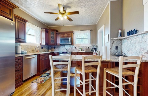 Gloucester Casa | Beautifully renovated home walk to boulevard, town & train