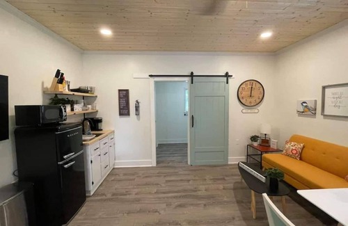 Winchester Apartamento | Beautifully Renovated Studio 2 miles from the Marina