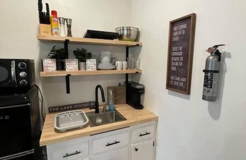 Winchester Apartamento | Beautifully Renovated Studio 2 miles from the Marina