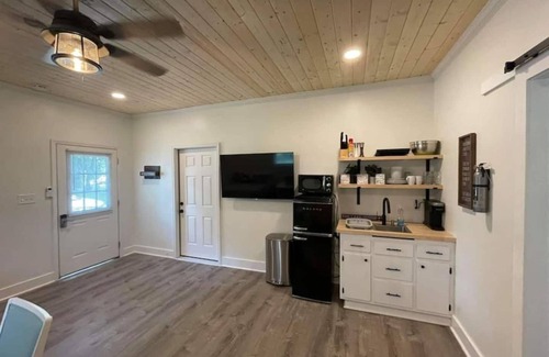 Winchester Apartamento | Beautifully Renovated Studio 2 miles from the Marina