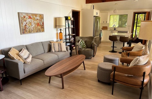 Delta Cabaña | Beautifully renovated 3 bedroom lakeside cottage