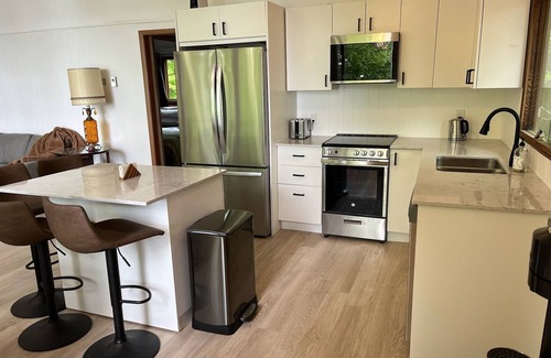 Delta Cabaña | Beautifully renovated 3 bedroom lakeside cottage
