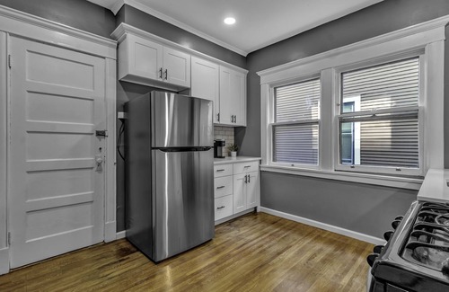 Albright Apartamento | Beautifully Renovated 3 bedroom Elmwood Village Apt