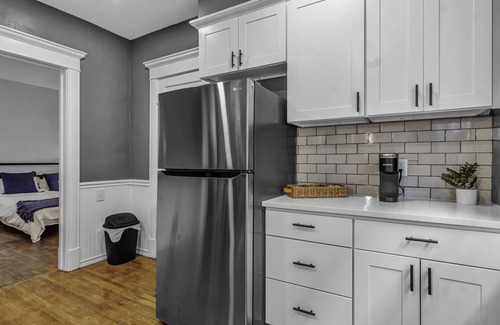 Albright Apartamento | Beautifully Renovated 3 bedroom Elmwood Village Apt