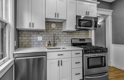 Albright Apartamento | Beautifully Renovated 3 bedroom Elmwood Village Apt