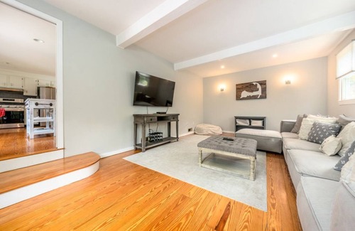 East Dennis Casa | Beautifully renovated 5br3ba 2 living room walk to bars restaurant and beach