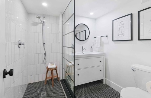 Little Italy Apartamento | Beautifully renovated one-bedroom in Queen West!