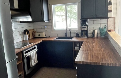 Utterson Cabaña | Beautifully Renovated Muskoka Cottage with Hot Tub on Pristine Skeleton Lake