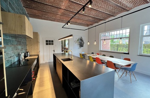 Assebroek Casa | Beautifully renovated home with 5 large bedrooms and 4 bathrooms