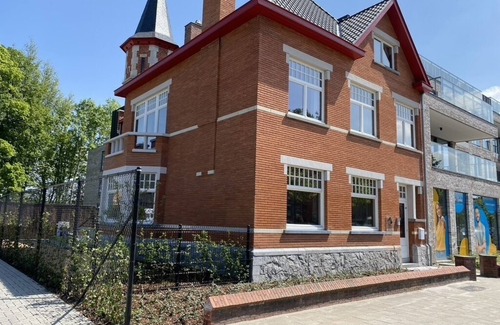 Assebroek Casa | Beautifully renovated home with 5 large bedrooms and 4 bathrooms