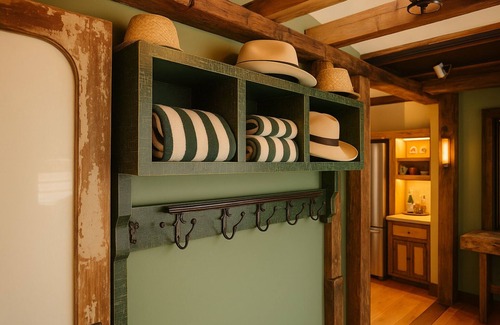 Newport Apartamento | Beautifully Renovated Post and Beam Loft Style Home