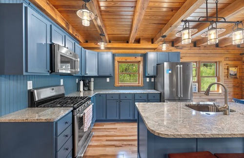 Deadwood Cabina | Beautifully Renovated Property Just off Highway Close to Trails and Lead!