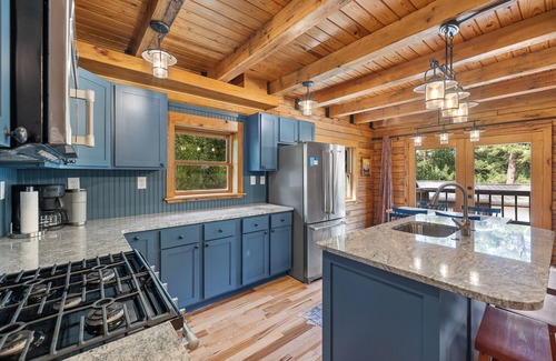 Deadwood Cabina | Beautifully Renovated Property Just off Highway Close to Trails and Lead!