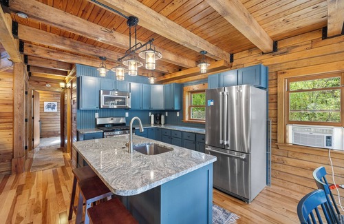 Deadwood Cabina | Beautifully Renovated Property Just off Highway Close to Trails and Lead!