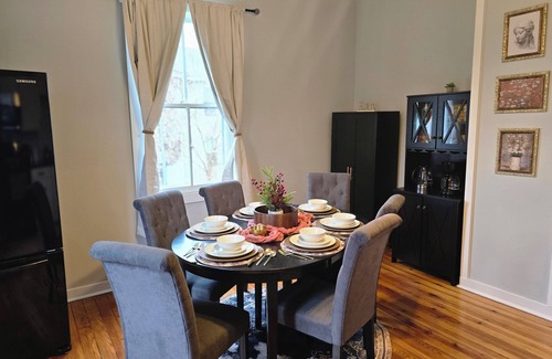 Altavista Apartamento | Beautifully Renovated Duplex in AltaVista VA