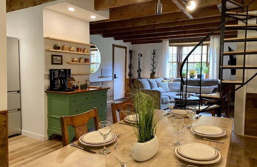 West Hartford Casa | Beautifully renovated with fireplace and coffee bar