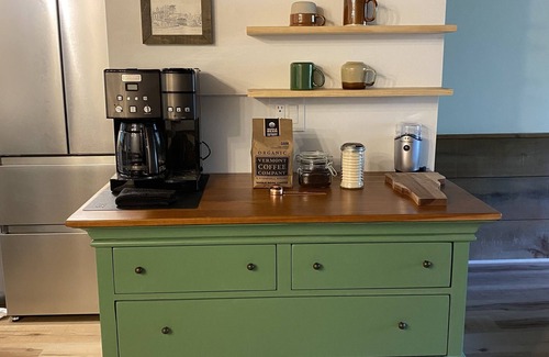 West Hartford Casa | Beautifully renovated with fireplace and coffee bar