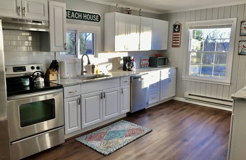 Hillsboro Casa | Beautifully renovated 3BR house w/lake views