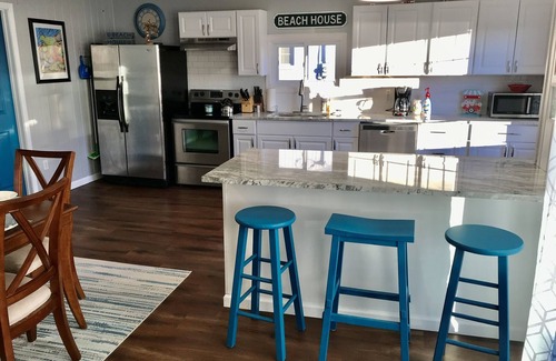 Hillsboro Casa | Beautifully renovated 3BR house w/lake views